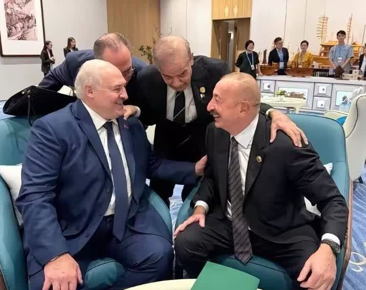 相逢一笑泯恩仇！
白罗斯和阿塞拜疆总统很高兴，
坐在一起相谈甚欢，就终于感受