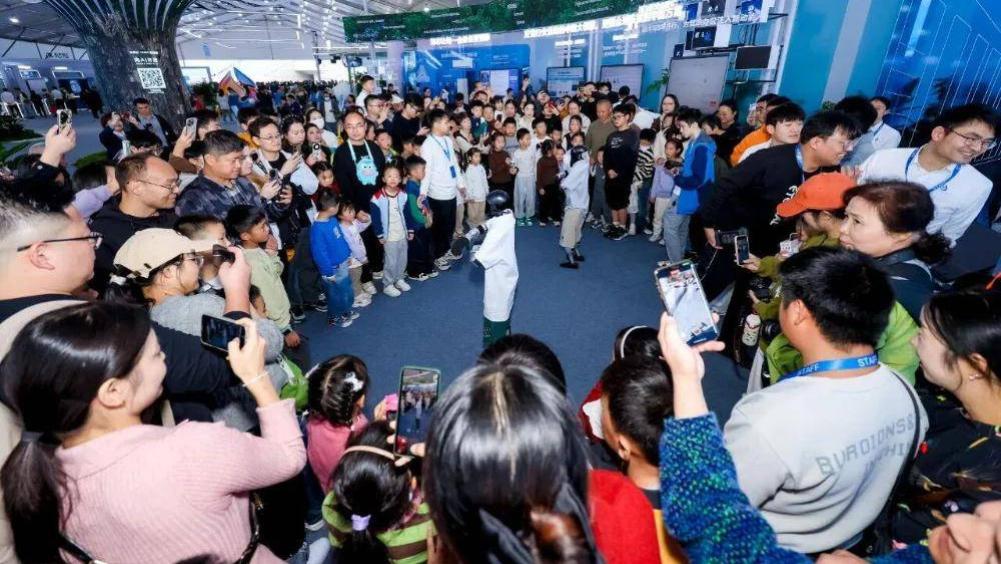 讯飞发布全新星火大模型，智能体平台开源惠及千万开发者