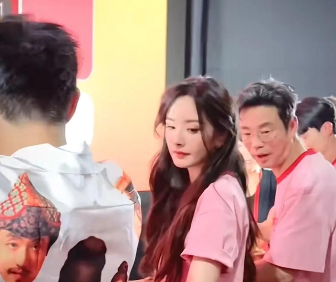 嗯！反正合照的时候特别特别近吧[期待]迎面而来的是杨幂的香气