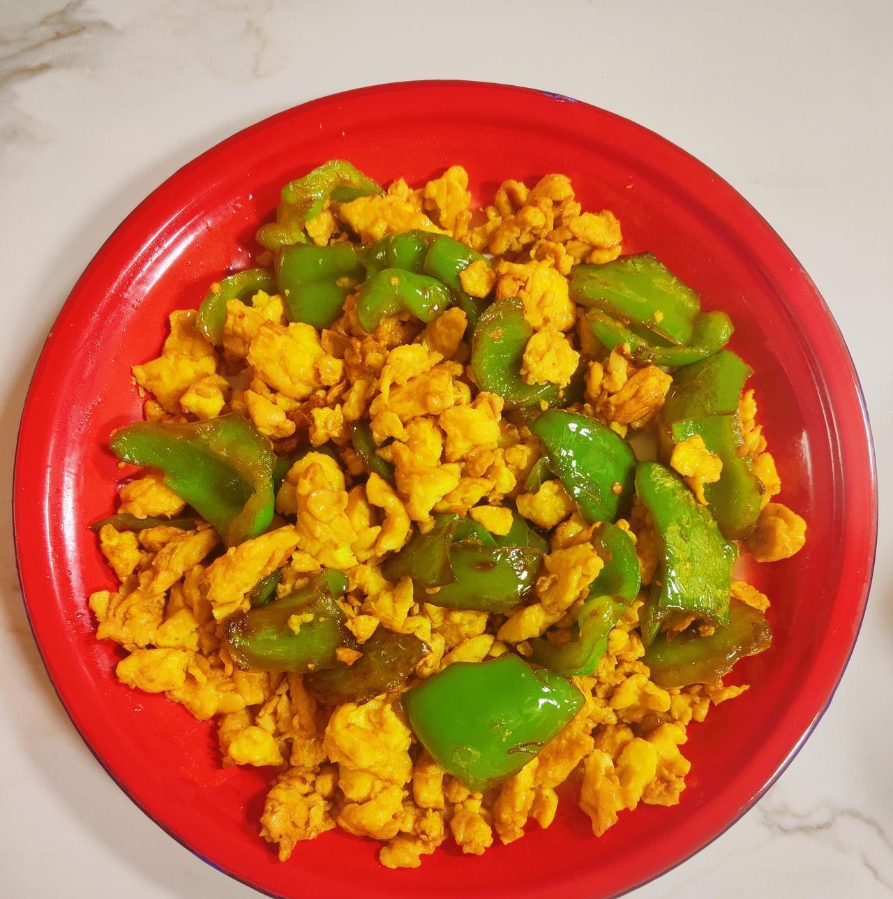 炒了一份素菜，尖椒鸡蛋，3分钟出锅。
长假里的小食刻，真好啊[爱慕]