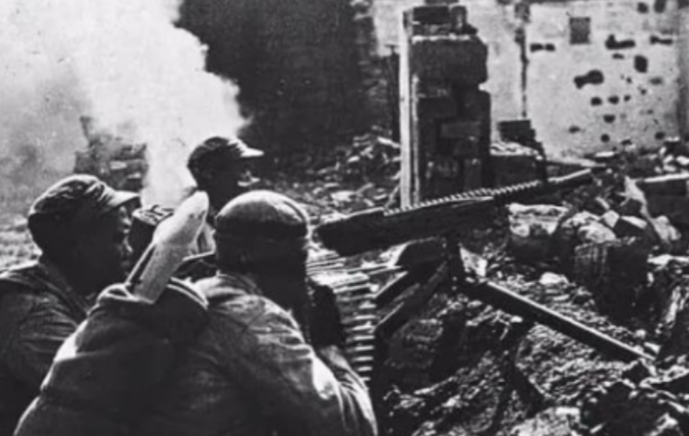 1945年，一名刚入伍的新兵打扫战场时，相中了一个鬼子腰间佩戴的盒子枪，正要去拿