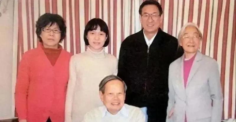 一张尘封20年全家福，在网络刷屏，照片里，82岁的杨振宁坐前排C位，尽显学者儒雅
