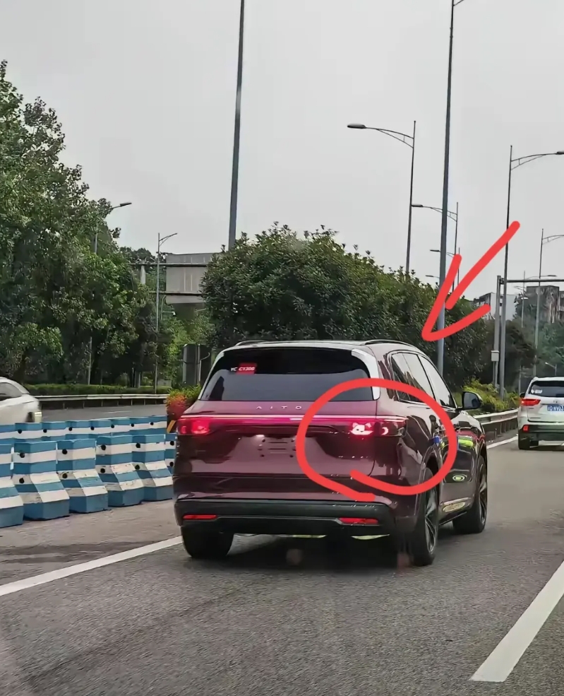 华为“又这样搞！”
背刺一次又一次！新问界M7直接亮车，都不装了，和M8一样，不