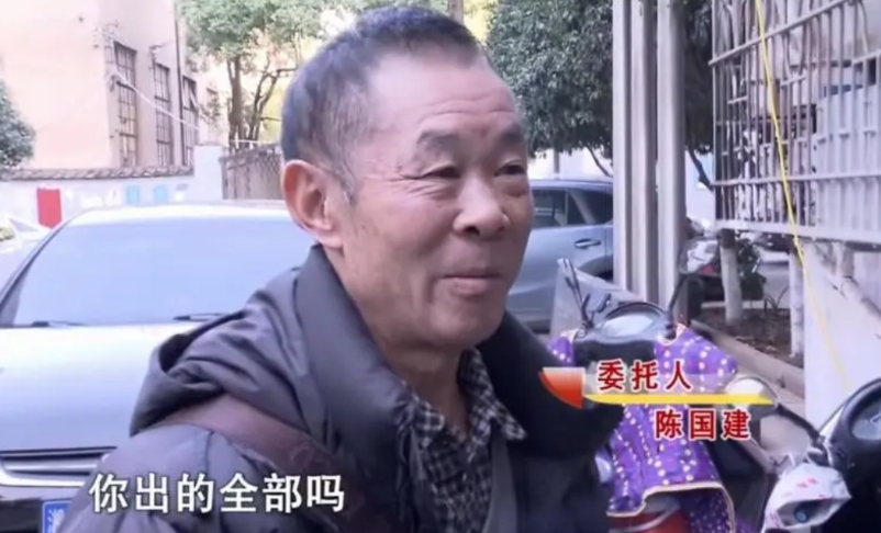2018年，湖南一65岁工程师确诊肺癌，然而身边却无一人照料，他给继子打电话求助