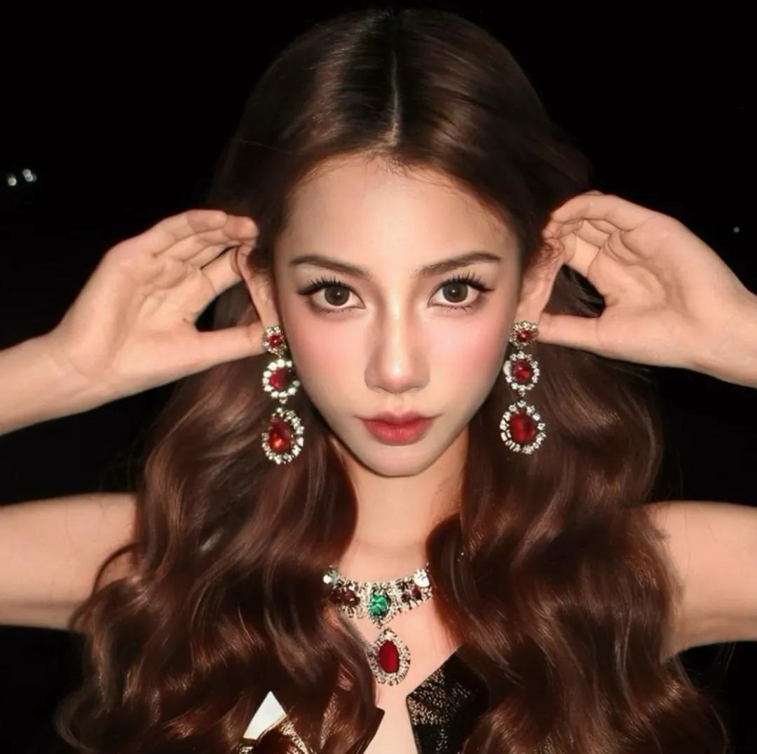 baby是那种野性美，博主就像是很乖的公主装狠那种（没有拉踩的意思！都是绝世大美