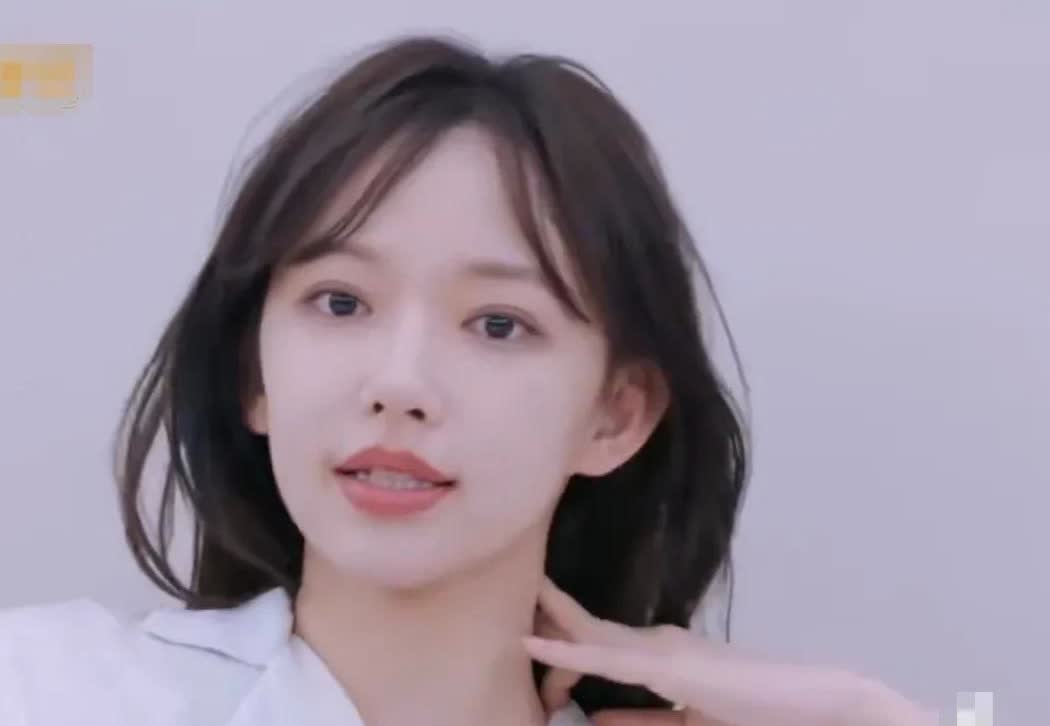 程潇和妹妹吵架，一气之下把妹妹的联系方式删除。

程潇和妈妈一起带着妹妹去三