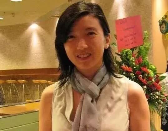 比李兆基儿媳妇徐子淇厉害的人物登场了，正是李嘉诚儿媳妇王俪桥！
 
王俪桥连