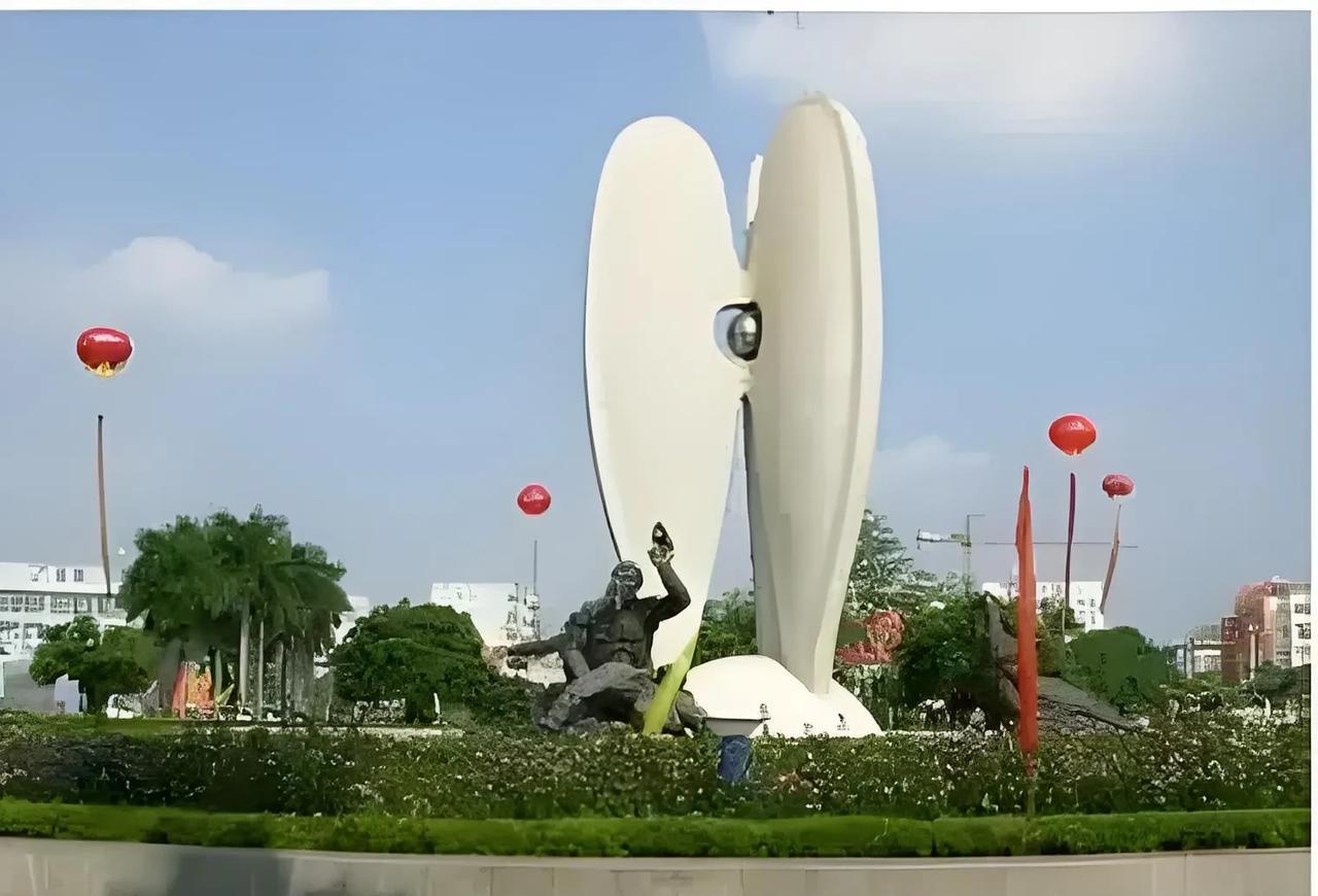 1.防城港市是北部湾畔海景生态海湾城市，被誉为“西南门户”“边陲明珠”。
2.这