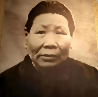 1941年，山东哑妇用乳汁救活了八路军庄新民。44年后，庄新民离休后去看望救命恩