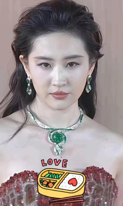 第一次看到38岁刘亦菲这组生图，皮肤紧致，大气漂亮，而且挺有福相的，人都会变老的