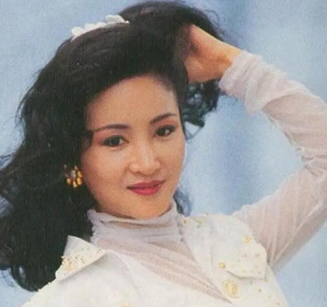 1985年深夜，34岁的狄波拉在经过一番精心打扮后，敲开了赌王何鸿燊的屋门，开门