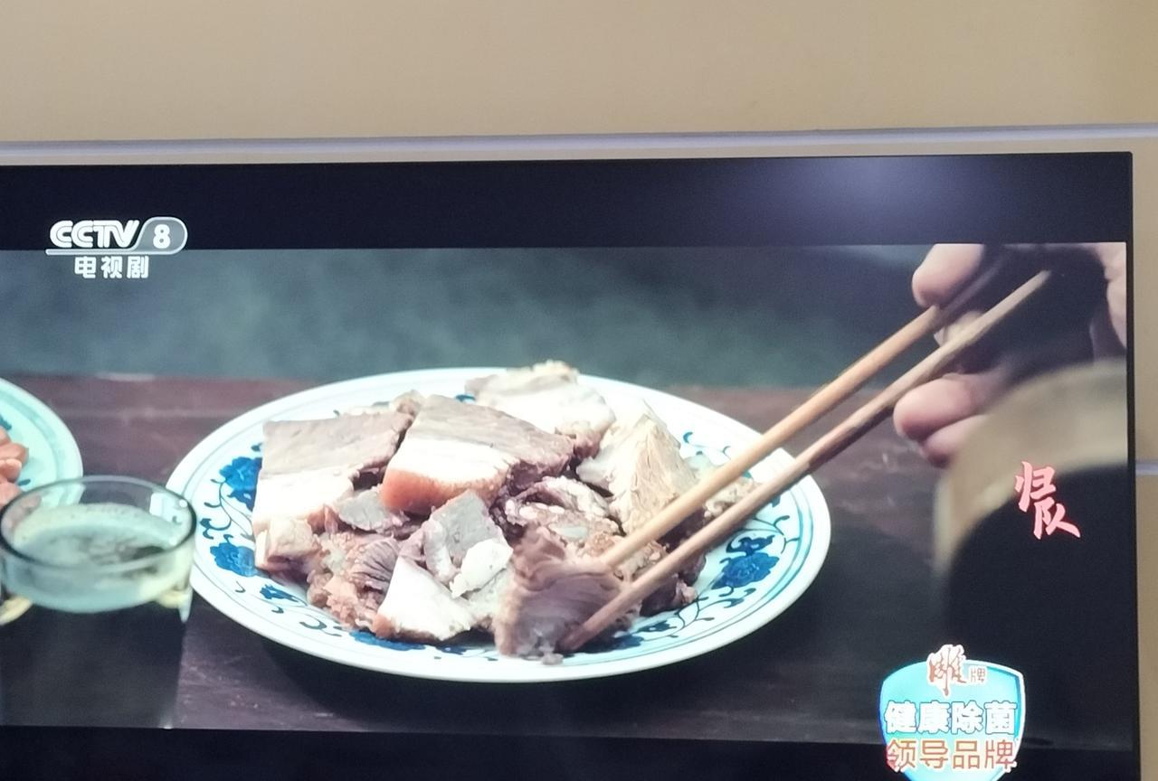 《归队》里这盘猪头肉，是汤德远替李二毛吃的。抗联战士汤德远，在逃亡路上遇上深受重