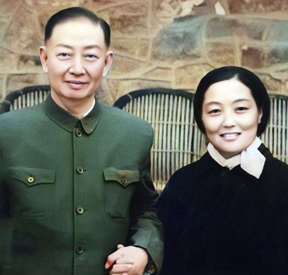 这位和著名京剧艺术大师梅兰芳先生携手同框合影的女士是谁？想必也是戏曲界的一位名家