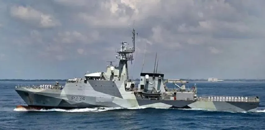 英国又开始在台海搞事，宣布台海是自由海域，为了“警告”东方大国，
大英帝国特地从