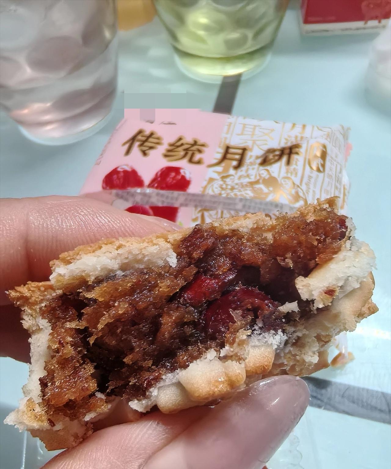 有跟我一样，喜欢吃枣泥月饼的吗？
我爱吃枣泥月饼，这么多年一直没变。那些高档的月