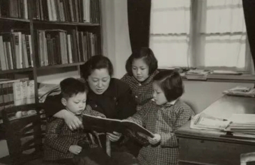 1978年秋冬交替之际，钱三强妻子何泽慧上市场买菜做饭，当她看到冬笋的时候心里十