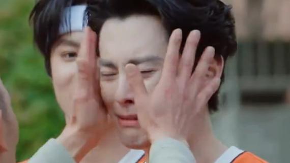 王鹤棣1秒认出13年前小学体育老师后爆哭，是记性好还是演技好？