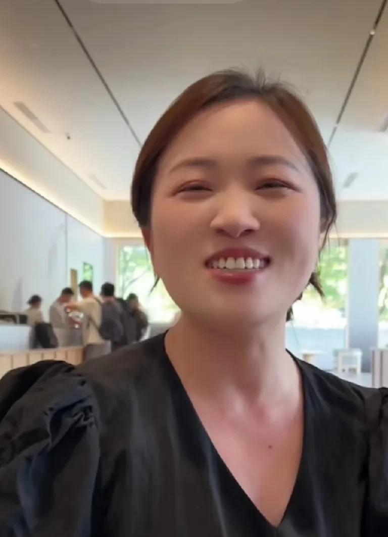 小娜和卷毛是真爱啊！
卷毛有病，小娜不顾女儿中考，奔赴安徽去陪卷毛看病。
看来卷
