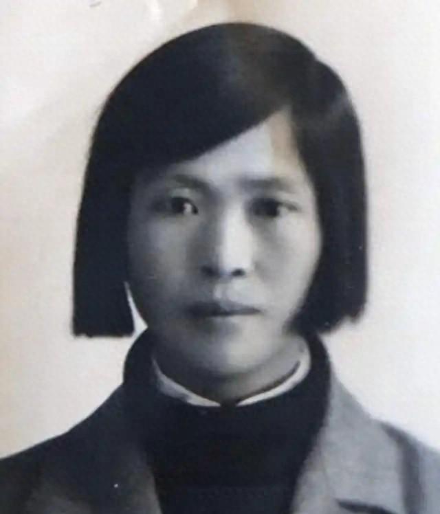 “这房子你留着住，别和我讲客气。”



1954年深秋，上海一栋溧阳路别墅内，