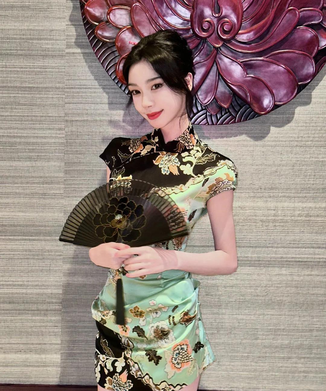 这场融合自然诗意与古典美学的穿搭盛宴，不愧是潮流风向标！#明星势力榜[超话]# 