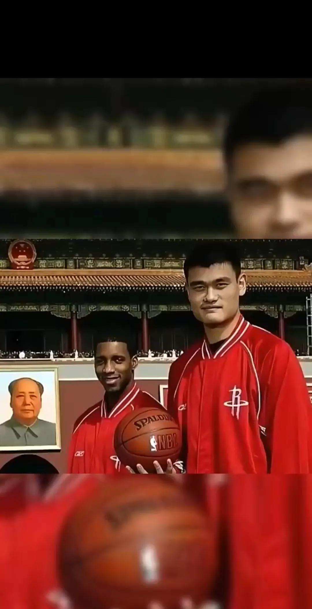 04年中国赛姚麦率领火箭大战国王，火箭全队在天安门前合影，20多年过去了，人生有