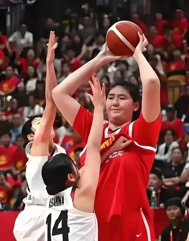 张子宇生气了，后果很严重！新西兰球员对张子宇的野蛮犯规激怒了小巨人张子宇，于是全