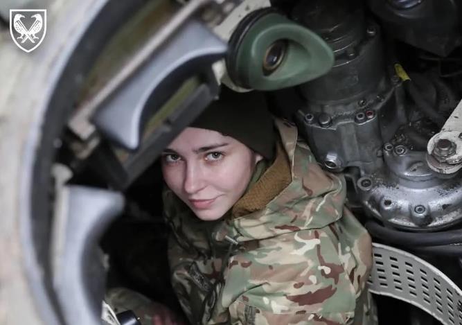 不顾一切了，乌军女兵都开始参加第一线突击战斗了。俄军摧毁1辆乌军的美制M113装