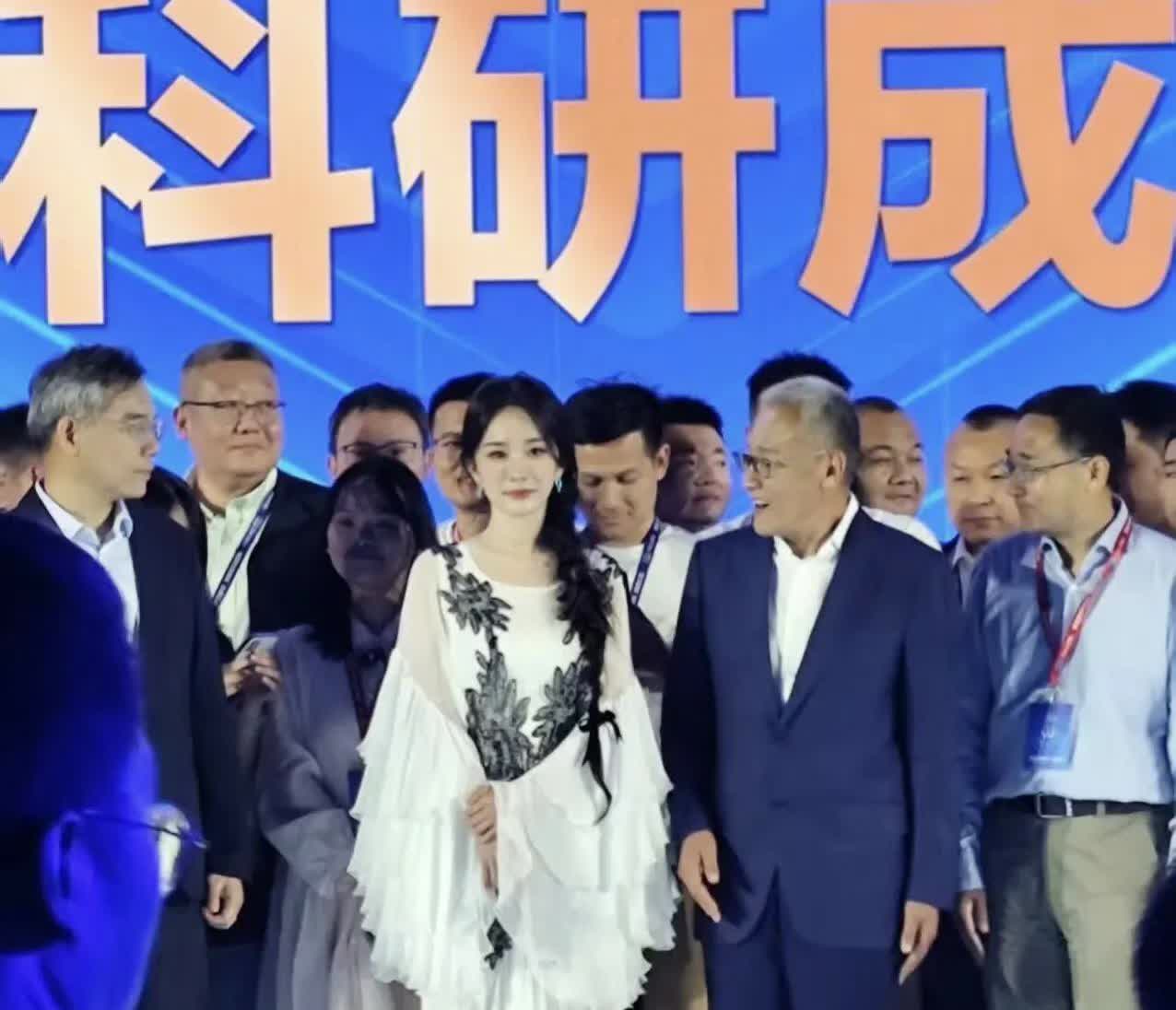 杨幂这样才叫女性力量，和品牌高层合影，万绿丛中一点红，是妈妈也是成功者。
刘亦