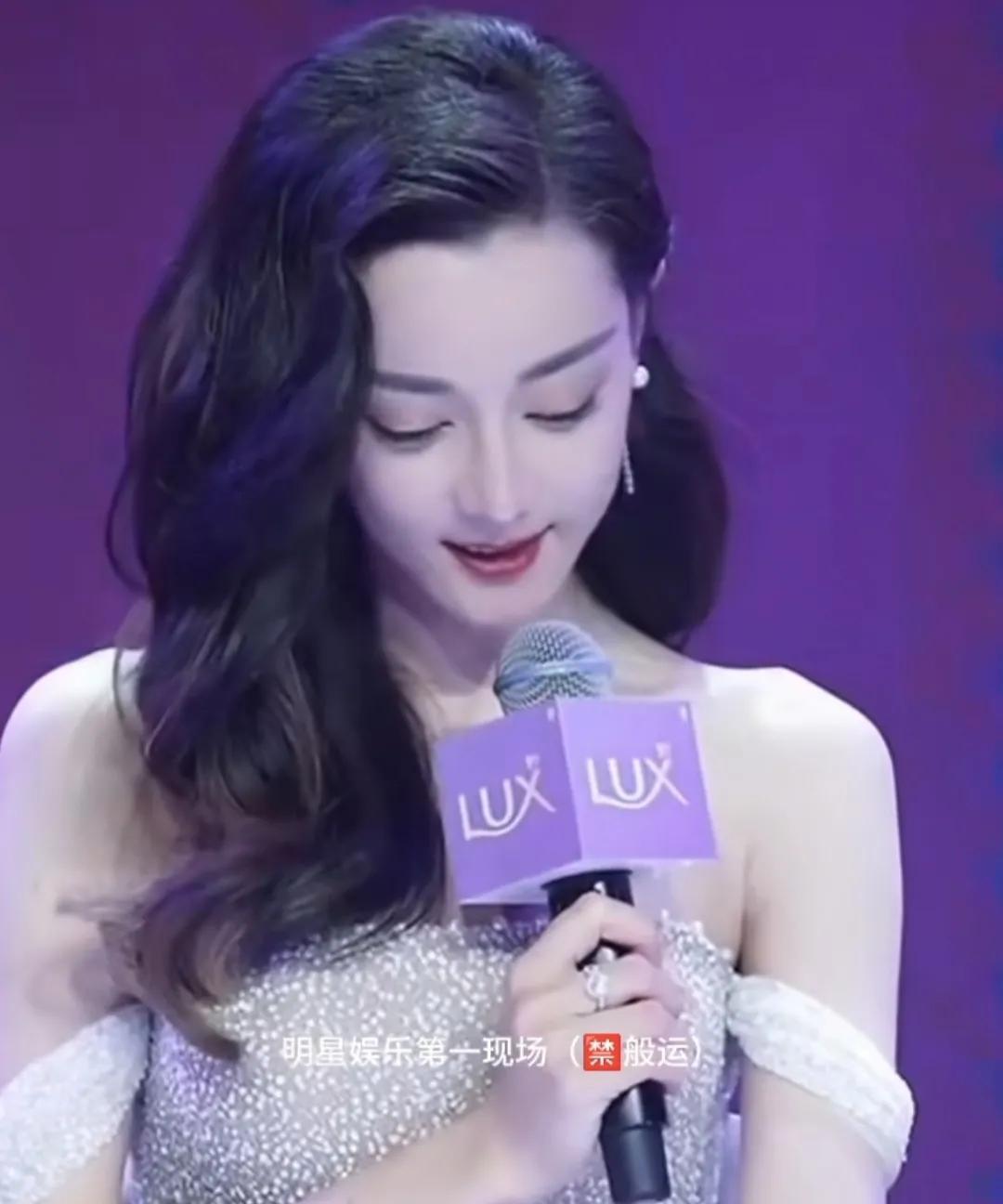 该视频由“明星娱乐第一现场”发布，其内容为迪丽热巴现身成都参加品牌活动。活动现场
