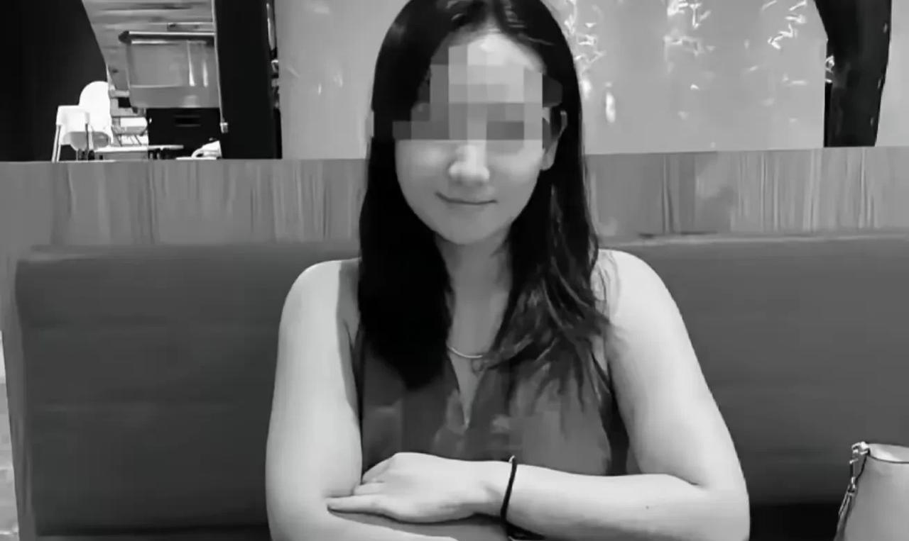 三亚被蛇咬伤致死的女子存在三个致命点；
第一个致命点：被咬的时候发生在晚上的人行