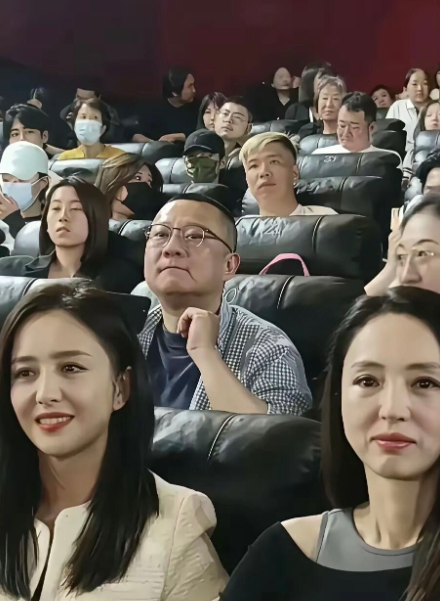 董璇年轻时候挺漂亮的，只是现在花期已过，颜值呈现了断崖式的衰老，法令纹特别深，一