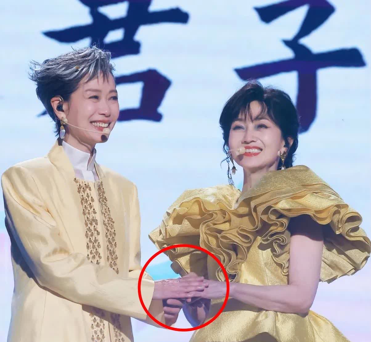 我怀疑过赵雅芝是为了赚钱才活跃。
也怀疑她是不服老才一直保持状态。

但万