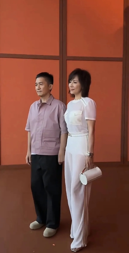 梁朝伟和刘嘉玲
两夫妻现身上海
梁朝伟有点显老了，但刘嘉玲却让人挺意外的！

近