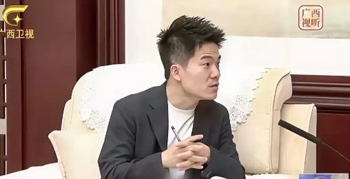 董宇辉在广西做笔记被指刻意，其实人家就是喜欢做笔记的男孩。

董宇辉以前上英语课