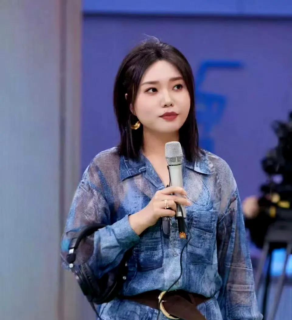 在大众印象里，李雪琴始终以真诚实在的形象示人，无论是幽默风趣的段子，还是对生活的
