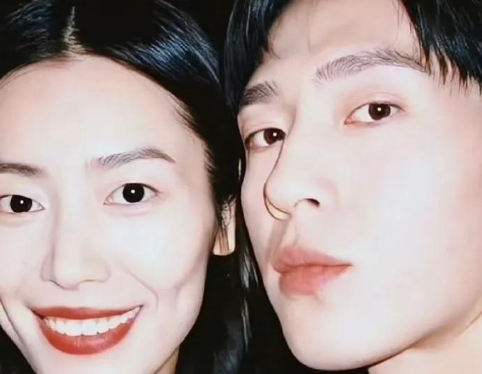 #井柏然刘雯被当面追问婚讯# 他们俩情绪好稳定，井柏然很有礼貌。不过结婚是他们的