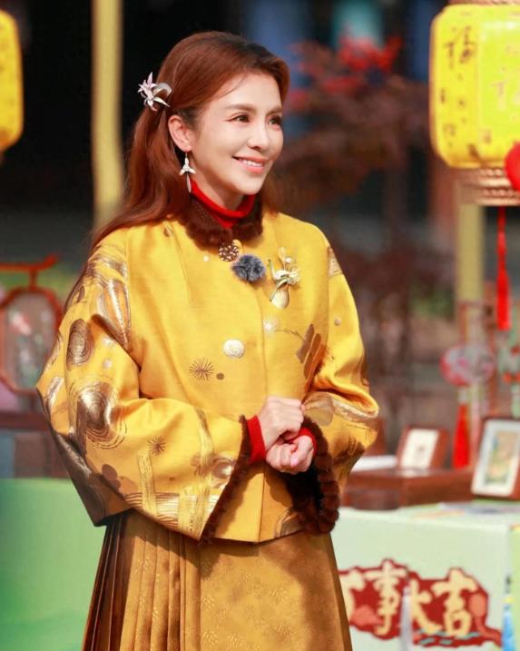 朱迅多年活跃于央视舞台，凭借亲和主持风格深受观众喜爱。近期，她一袭金色国风马面裙