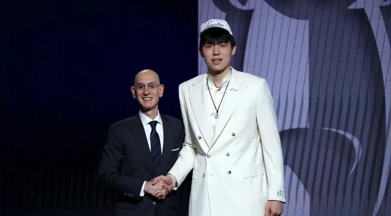 这一幕盼了多少年！
这当然是一个无比艰难的决定，将我刚粉上的主队从步行者换成开拓