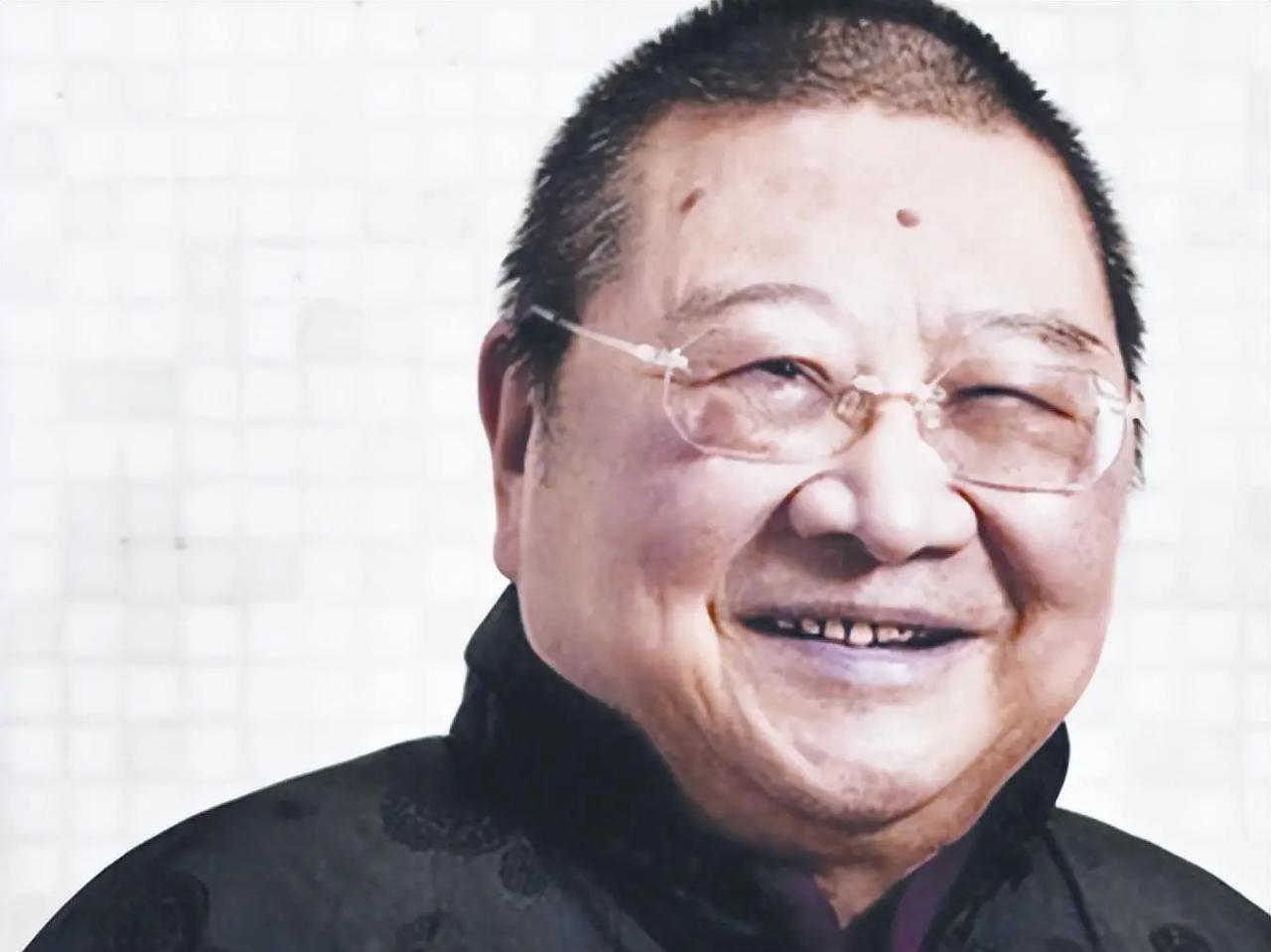 一次，倪匡去拜访琼瑶，琼瑶热情招待他：你想喝什么？倪匡心里想白兰地，可不好意思说