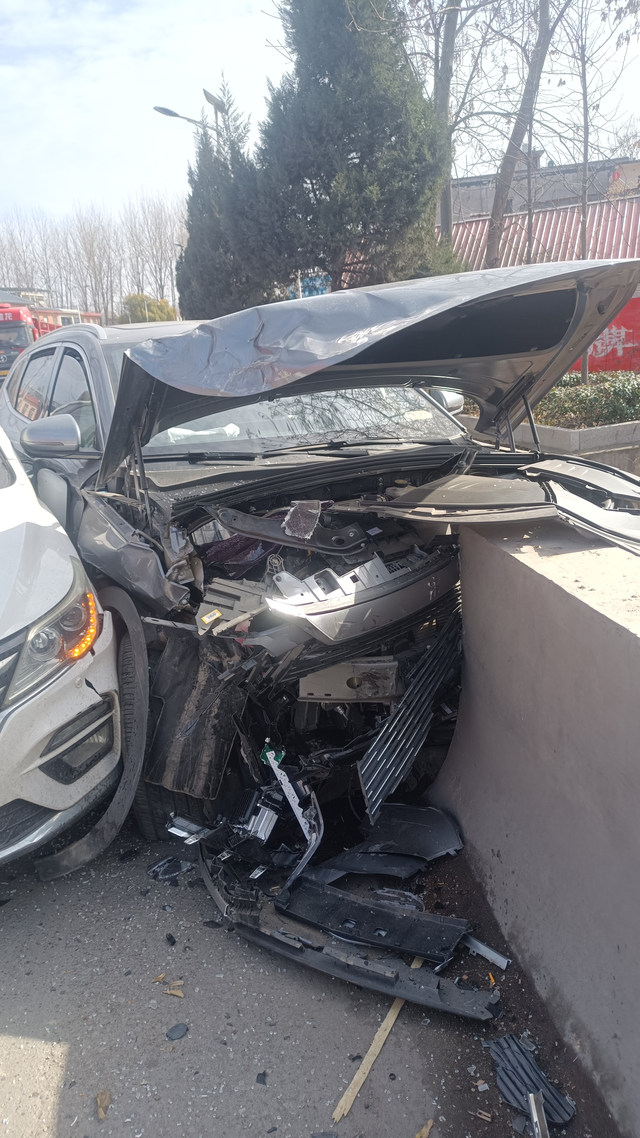 这该怎么弄
装成这样还有必要修么，气囊除了左边侧气帘，其他全部爆开