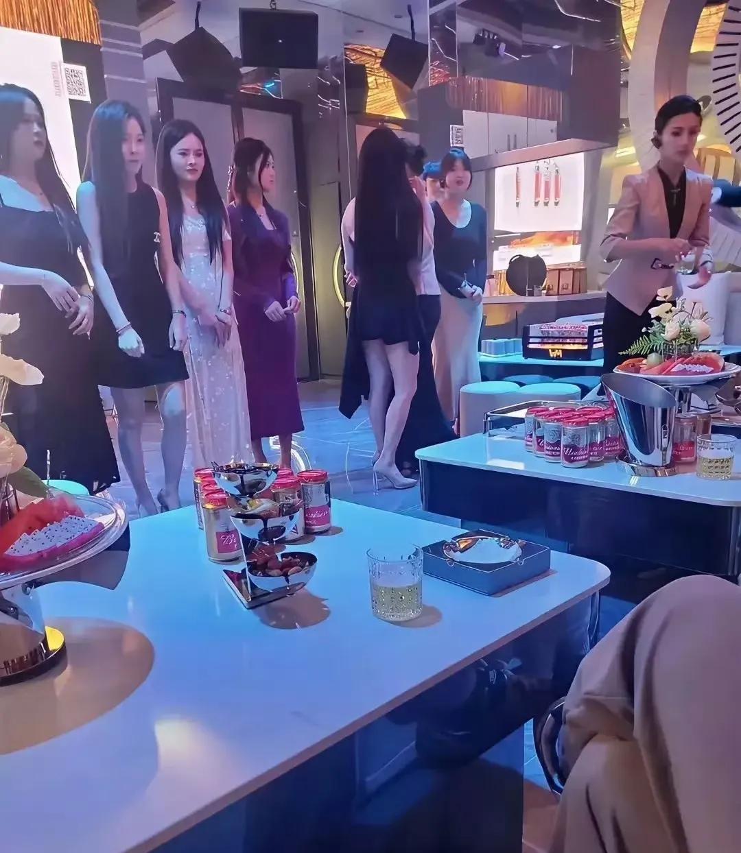 现在的ktv服务员都这么漂亮了吗？说句实话，我也想去享受一下这种ktv的服务，到
