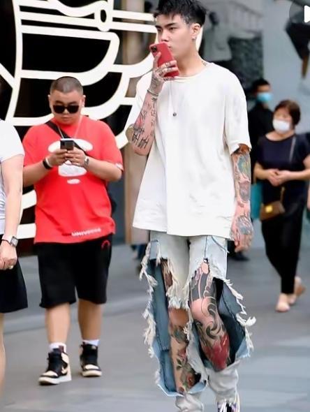 纹身在中国一直受社会诟病，而且纹身本身就不符合中国人的审美。纹身是西方国家的产物
