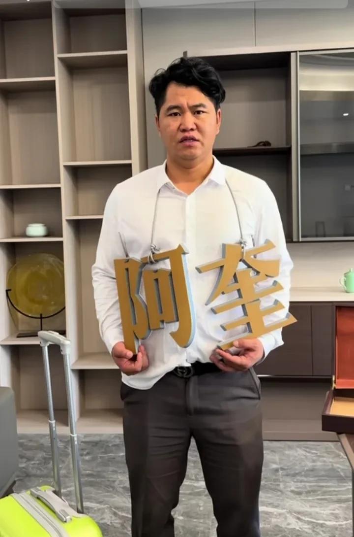 卷毛AK怎么啦？他为什么要这样做？是炒作？还是想自立门户？
         阿