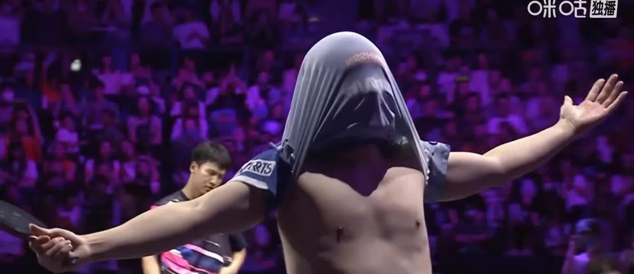 张本智和你太嚣了！把衣服套头上
你怎么不撕了衣服[吐]
4比2战胜了国乒选手