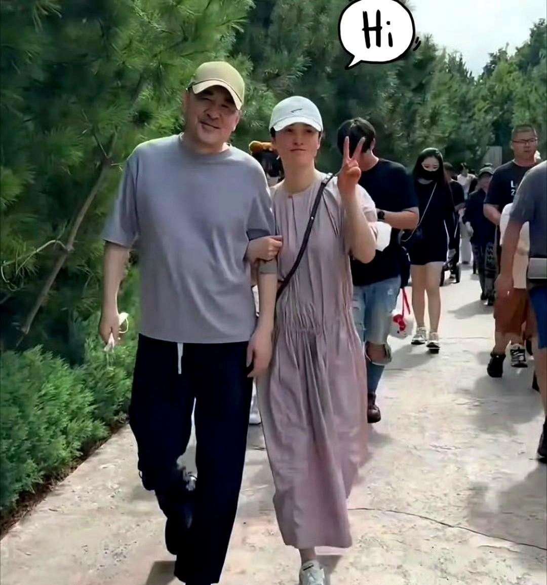 陈建斌这个人还挺有意思的。
总看他在节目里犯懒，一副甩手掌柜的样子，家里的事好像