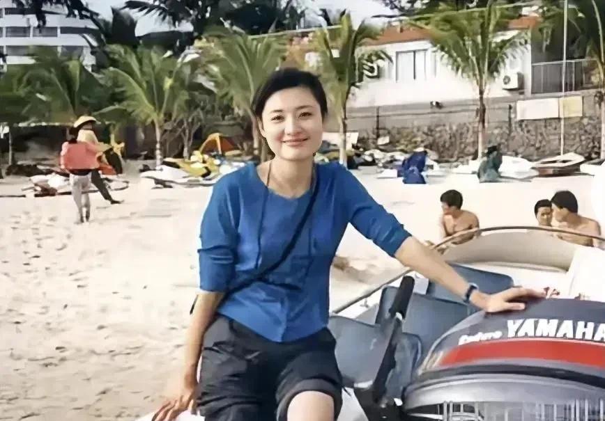 2000年的周涛，一张留影把气质全显出来了。
没有繁杂修饰，她往那儿一站，又美丽
