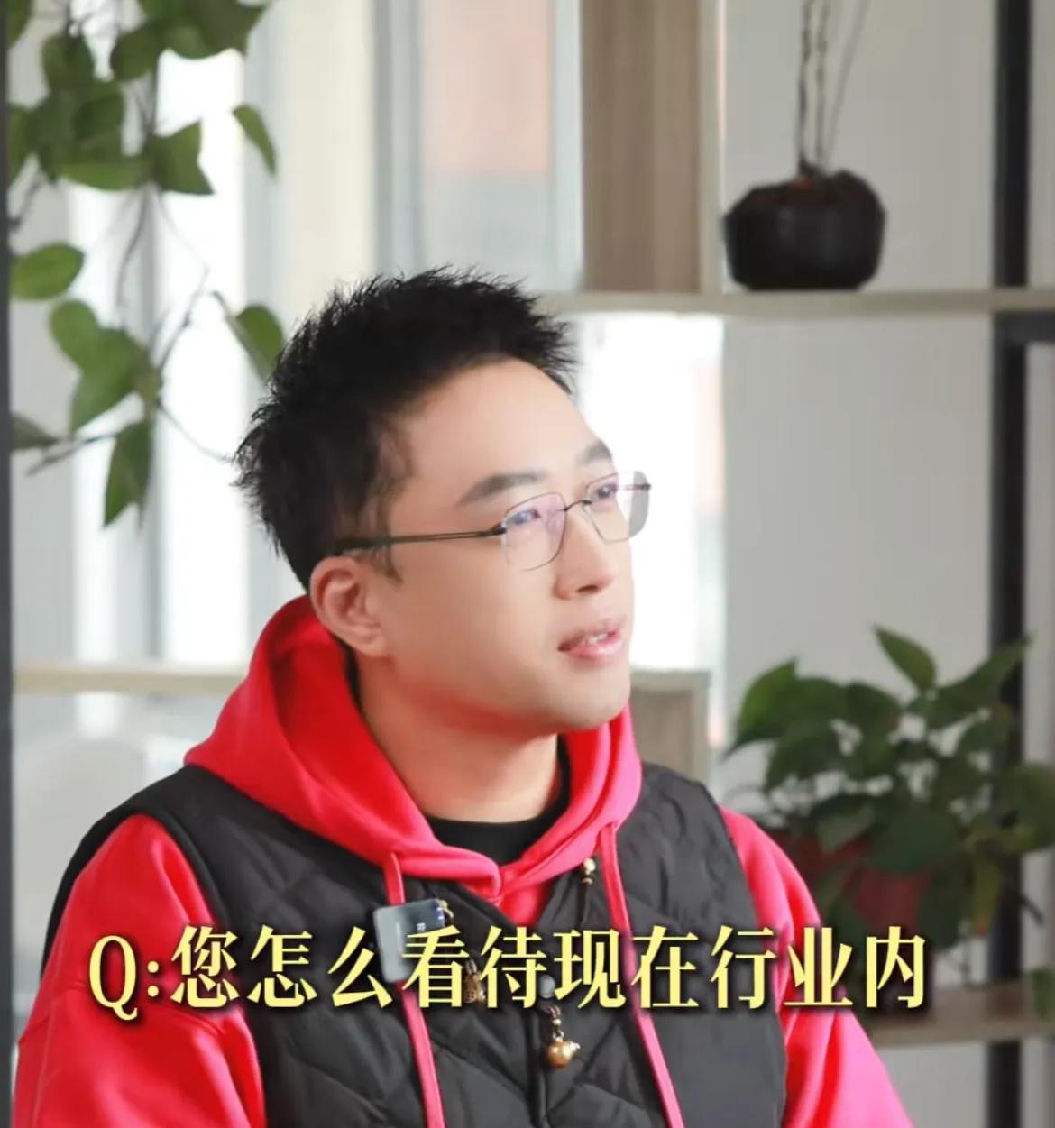 记者问于正：“你怎么看待现在行业内经典IP的翻拍现象？”
于正说：“别翻拍了吧，