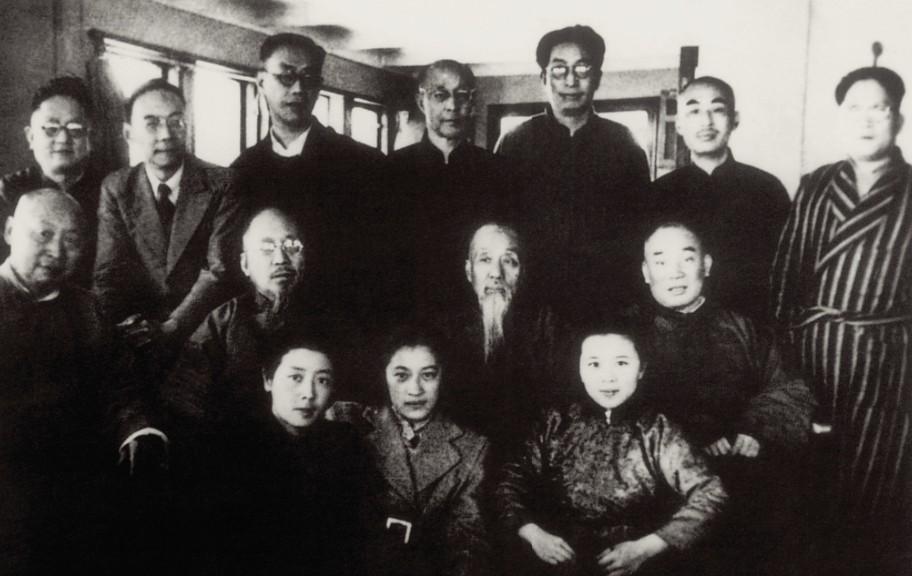 1949年2月，柳亚子、郑振铎、叶圣陶、王芸生等文化界人士离开香港前往北平参加新