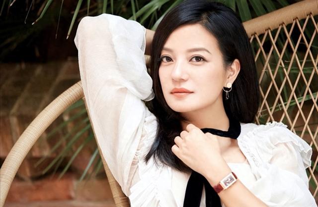 赵薇在云南庆生画面曝光，四位好友陪同！15岁女儿高调风格像网
