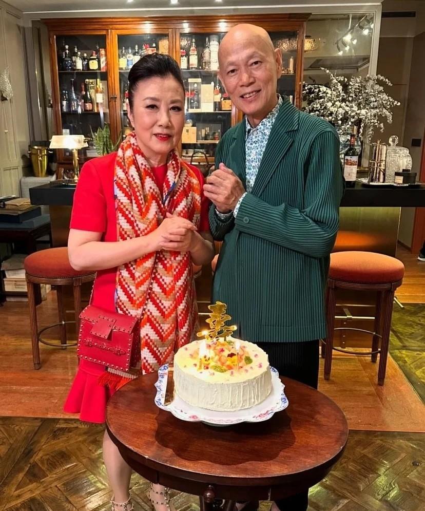 听了罗家英的话，
汪明荃心里应该很难过吧
不是因为罗家英只剩下9年寿命，而是他不